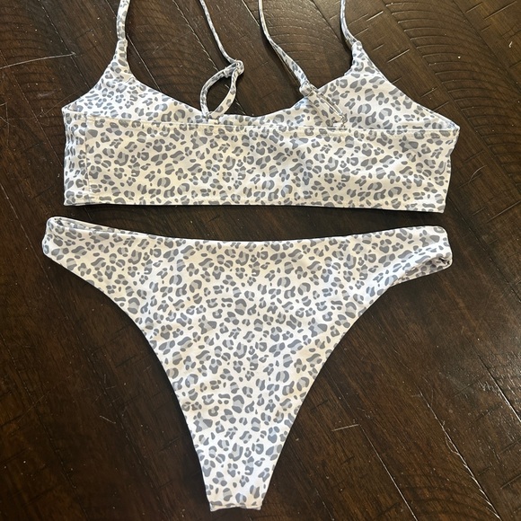 Gray & white Cheetah printed 2 piece matching bikini swimsuit w cheeky bottoms - Picture 6 of 11